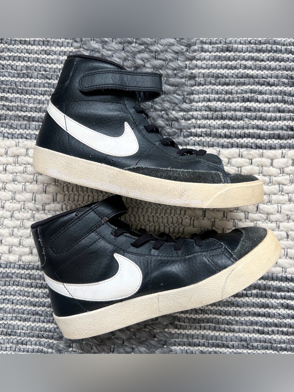 Youth Nike Blazer Mid '77 Vintage Sneakers In Black and White. Size 3Y